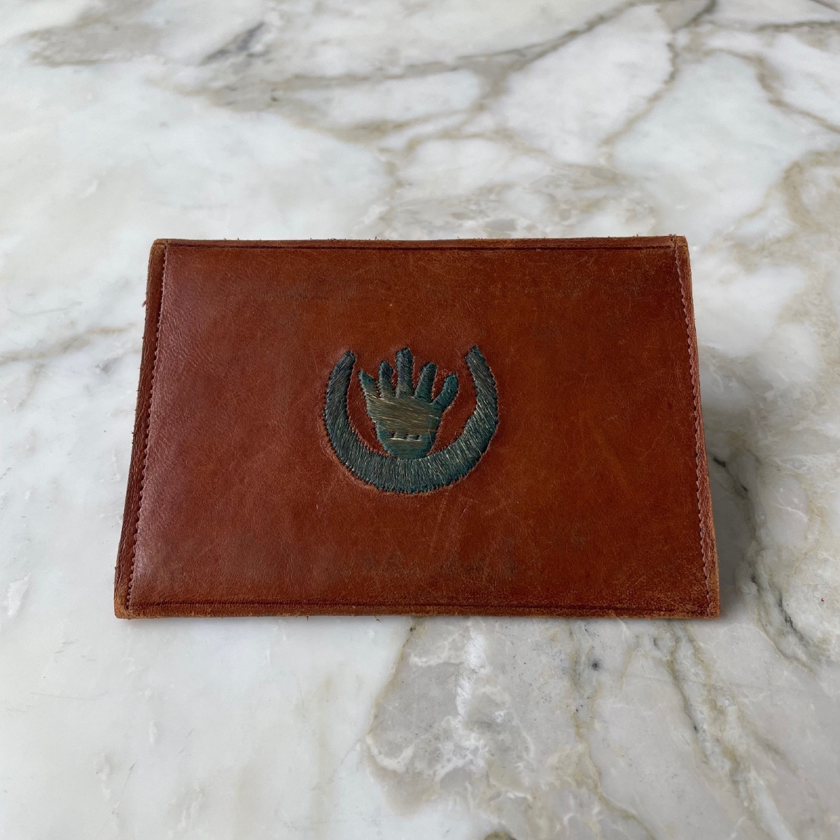 Pochette portefeuille en cuir rehaussé de fil d'argent XXe -photo-2