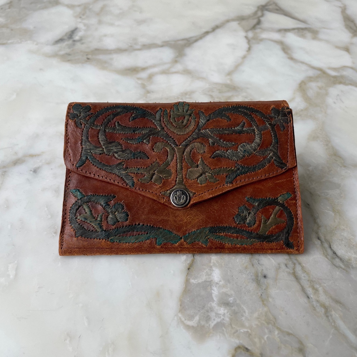 Pochette portefeuille en cuir rehaussé de fil d'argent XXe 