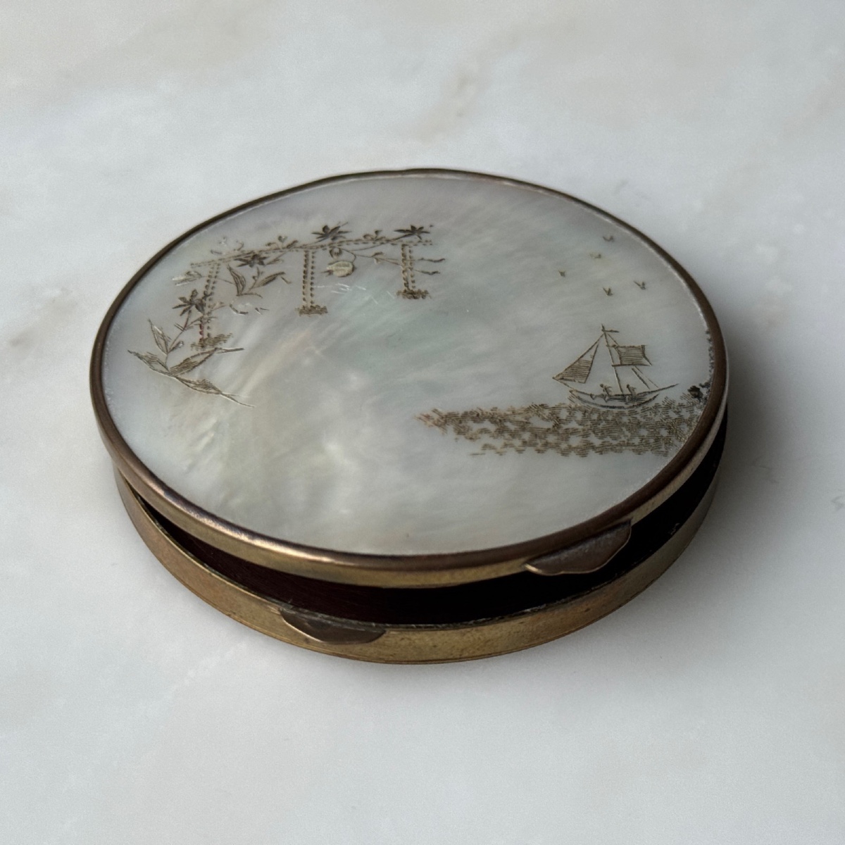 Poudrier indochinois en nacre 1930 finement gravé 