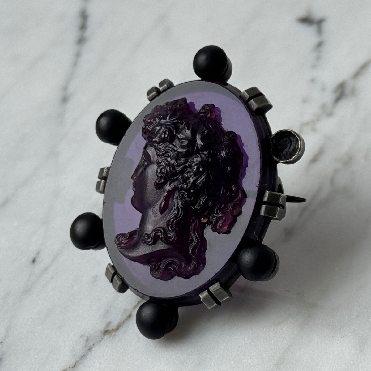 Late 19th Century Glass Cameo Brooch Depicting A Woman's Profile On A Purple Background -photo-2