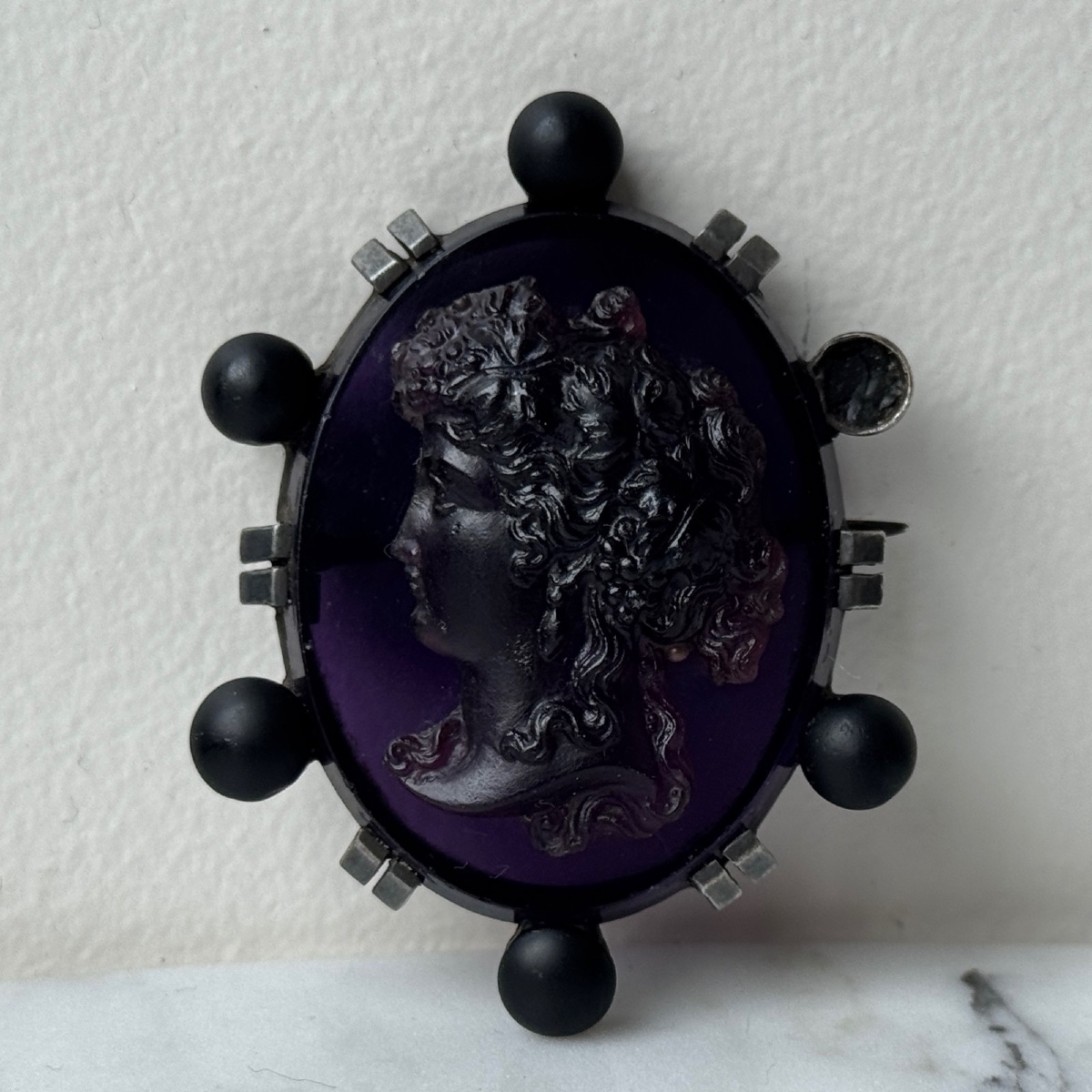 Late 19th Century Glass Cameo Brooch Depicting A Woman's Profile On A Purple Background -photo-4