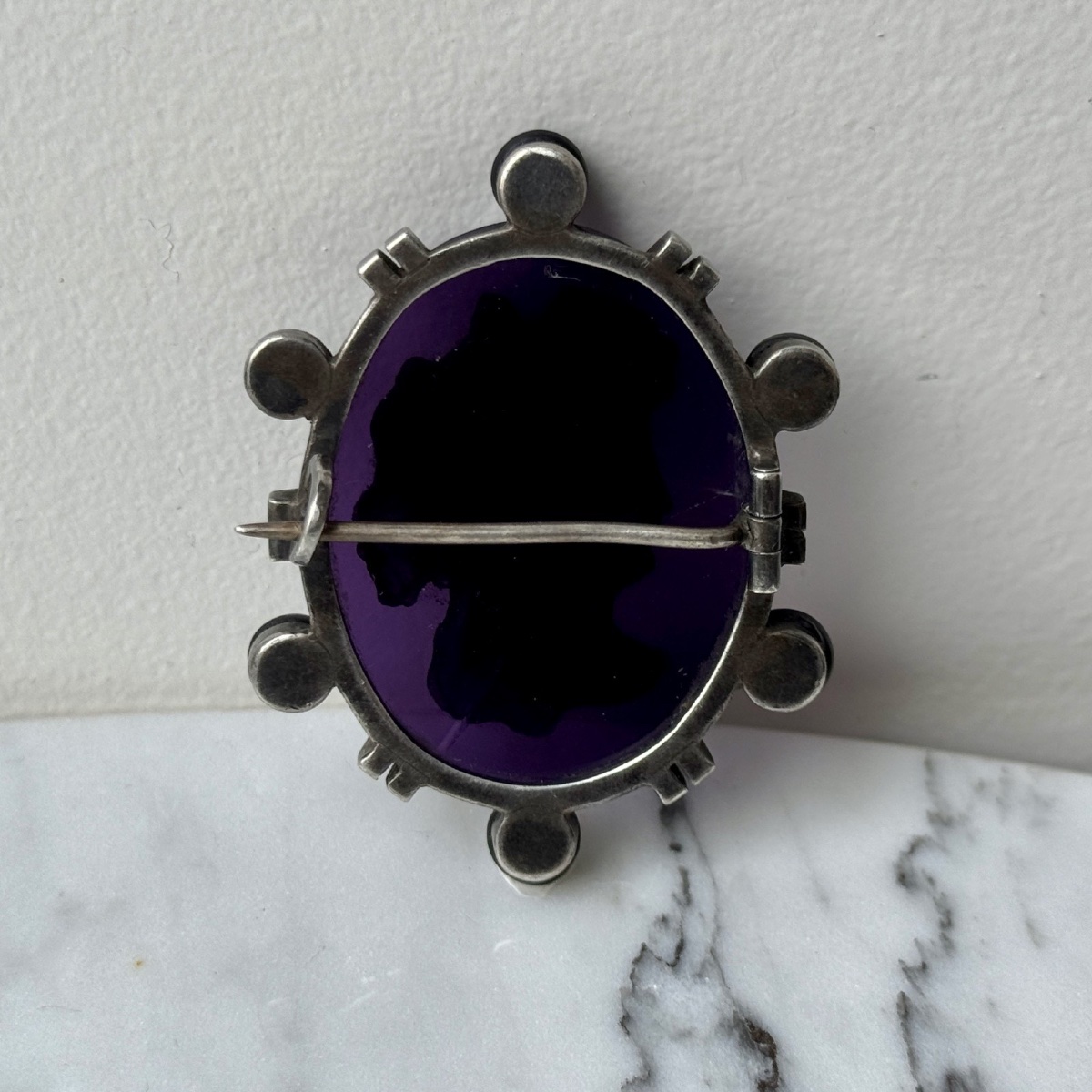 Late 19th Century Glass Cameo Brooch Depicting A Woman's Profile On A Purple Background -photo-2