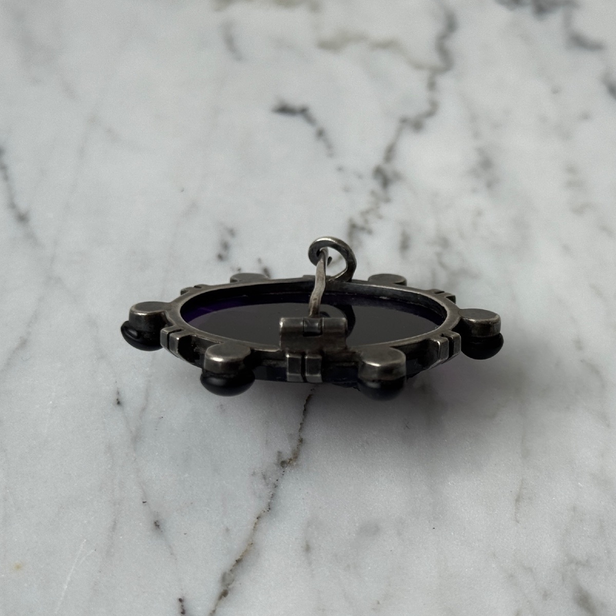 Late 19th Century Glass Cameo Brooch Depicting A Woman's Profile On A Purple Background -photo-4