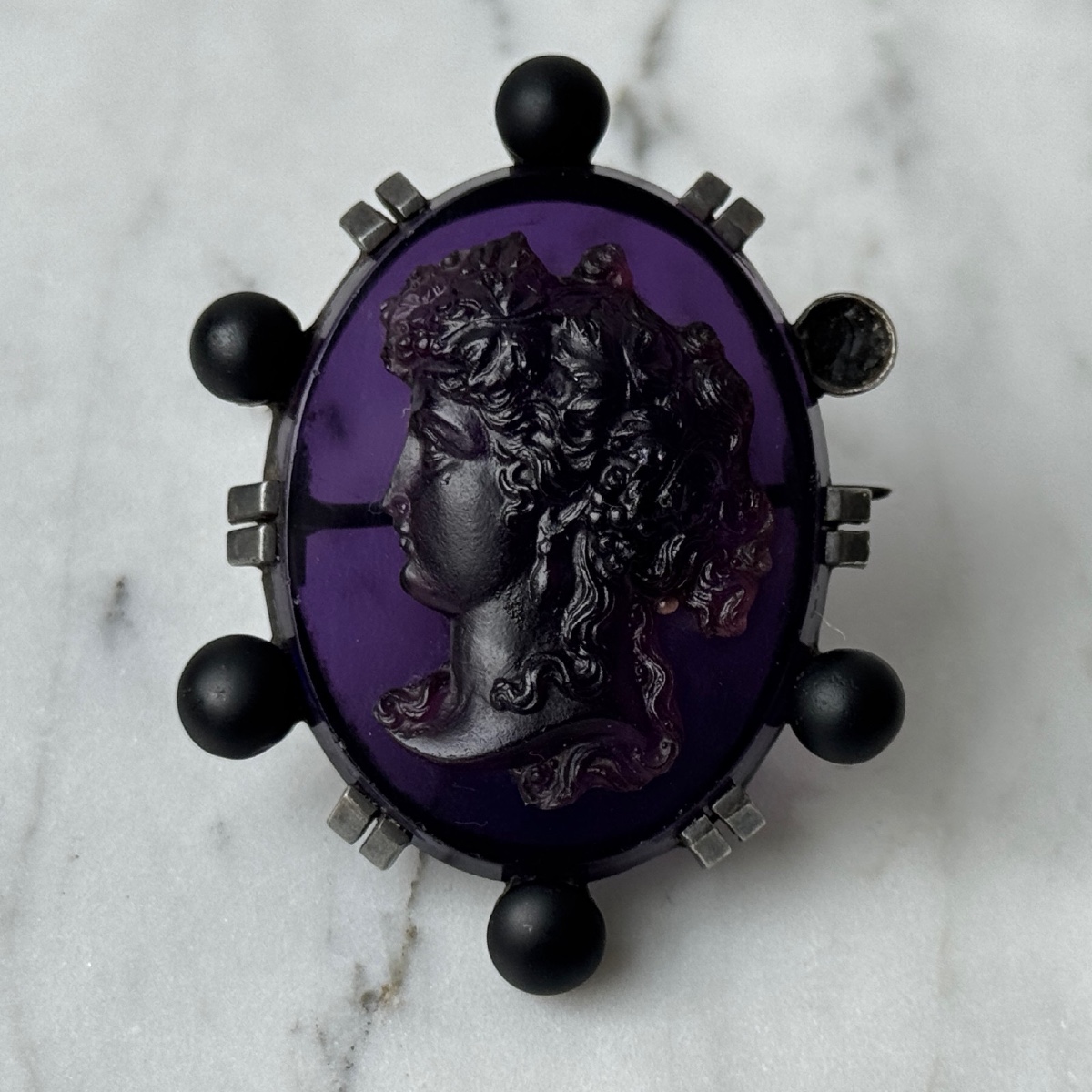 Late 19th Century Glass Cameo Brooch Depicting A Woman's Profile On A Purple Background 