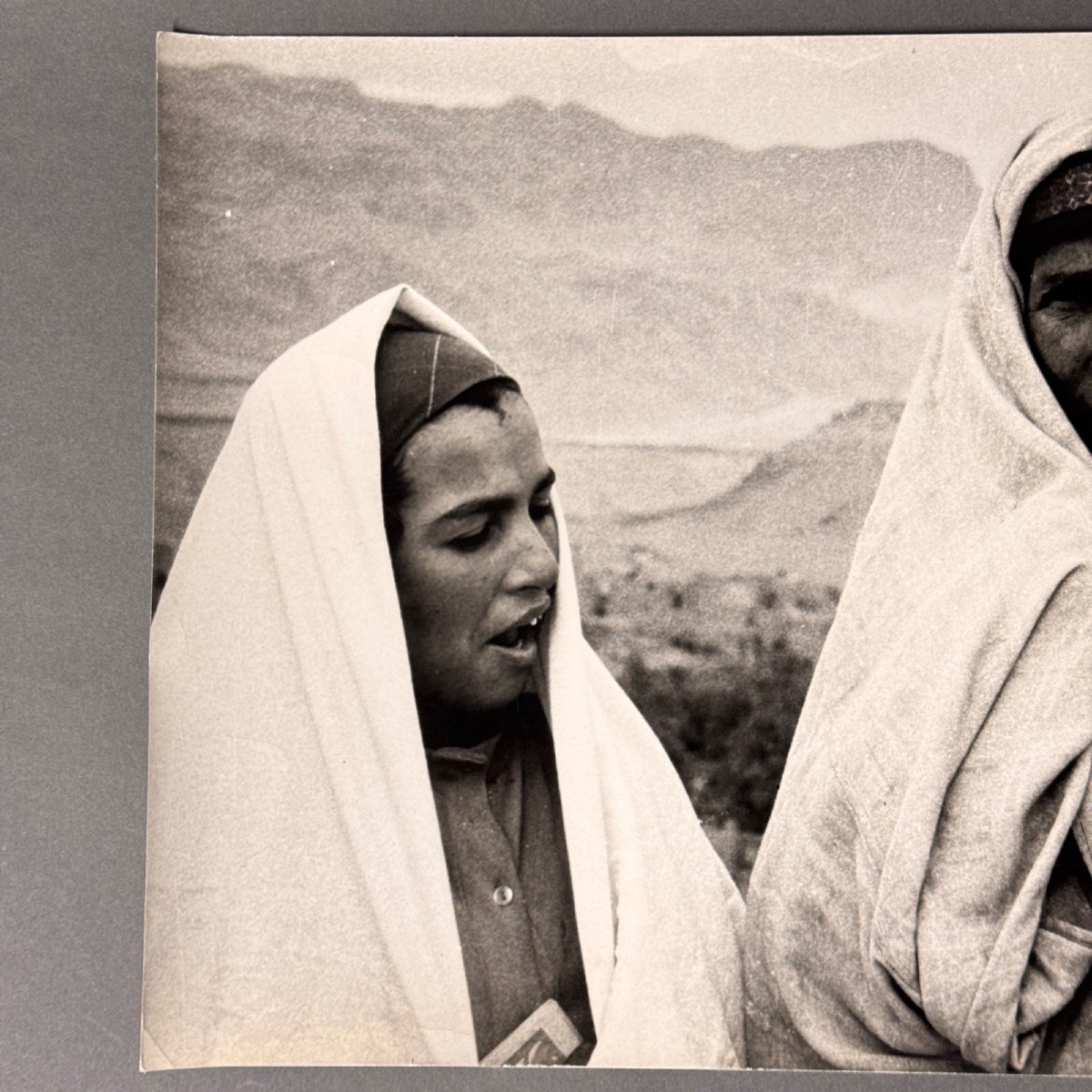 Photo noir et blanc 1960 représentant deux Orientales-photo-2