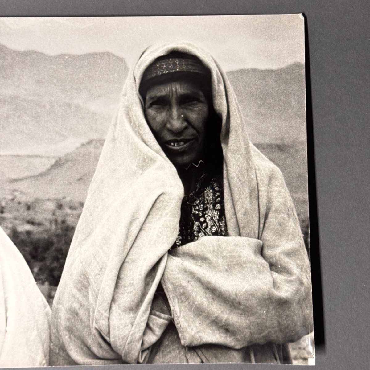 Photo noir et blanc 1960 représentant deux Orientales-photo-3