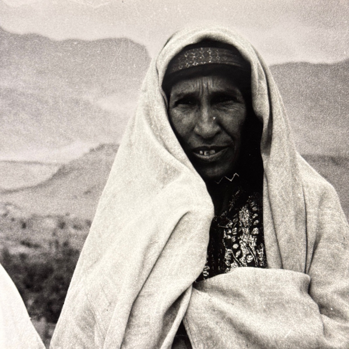 Photo noir et blanc 1960 représentant deux Orientales-photo-1