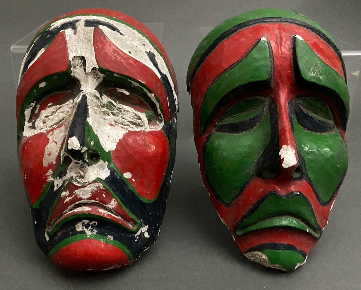 Paire de masques africanistes en plâtre 1950 forme cubisante