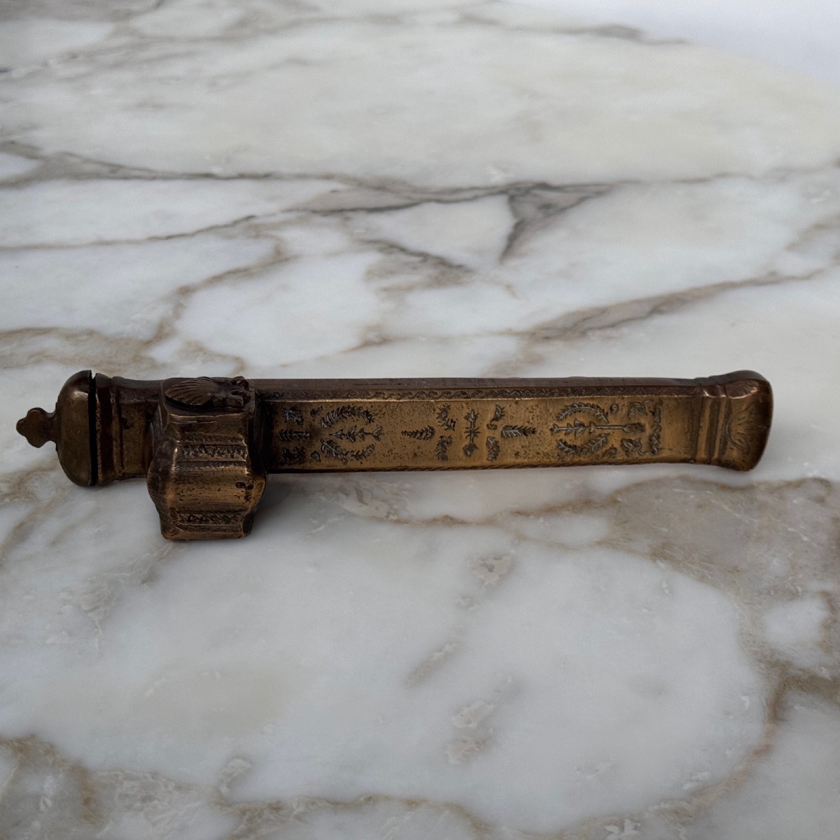 Encrier de voyage en bronze finement gravé XIXe Moyen-Orient