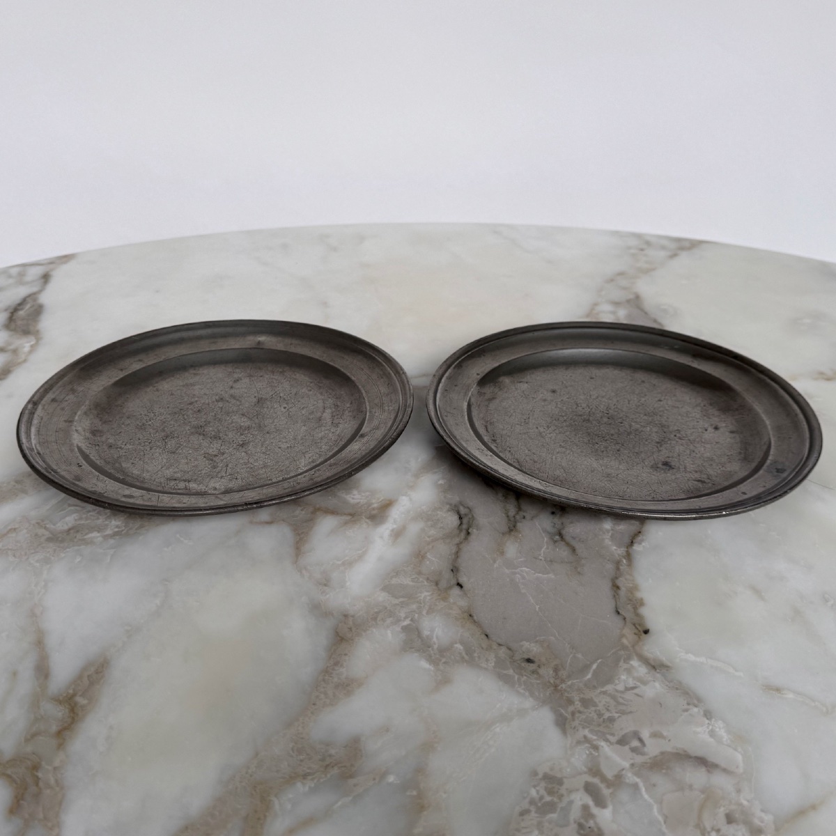 Pair Of 18th-century Pewter Plates Bearing Hallmarks -photo-2