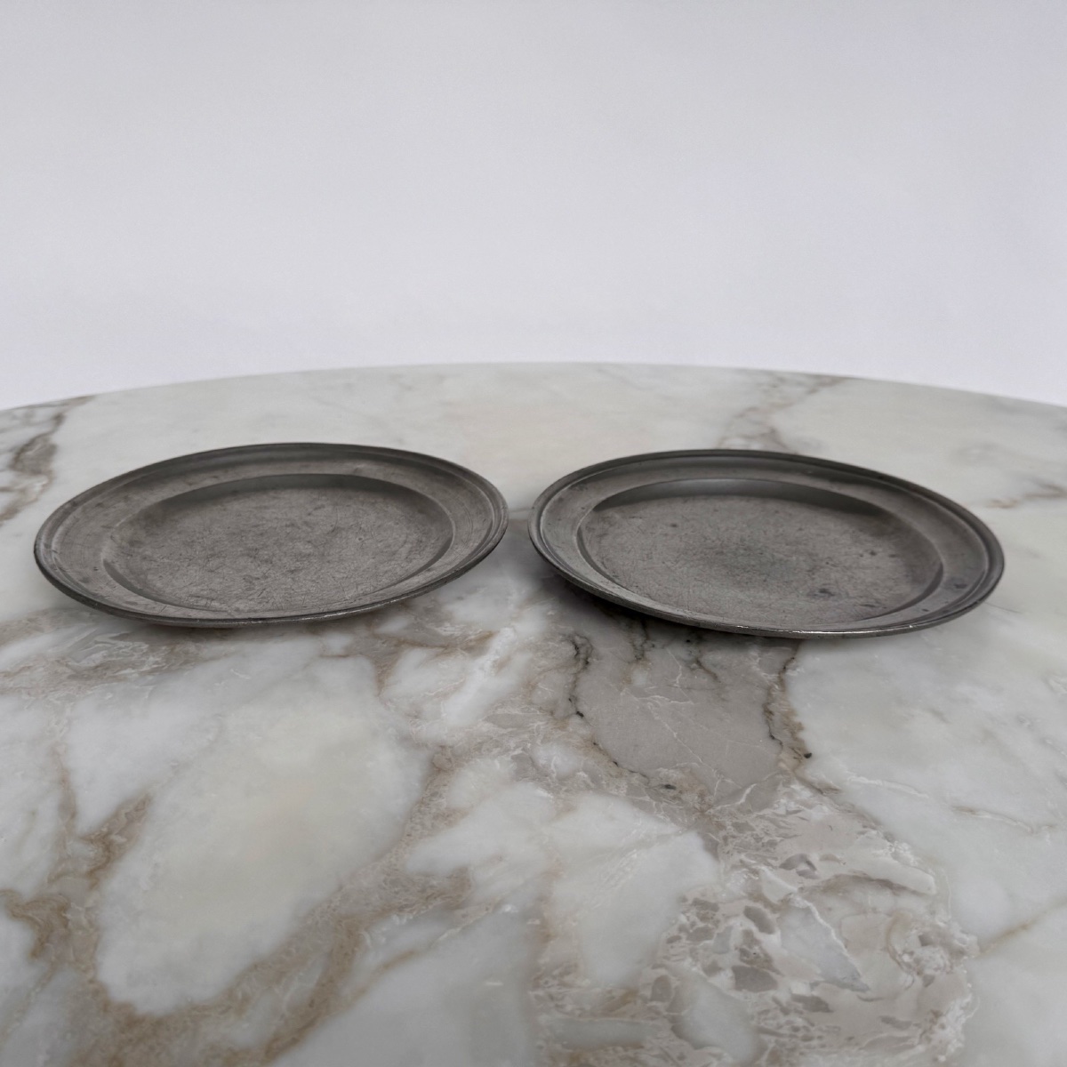 Pair Of 18th-century Pewter Plates Bearing Hallmarks -photo-3