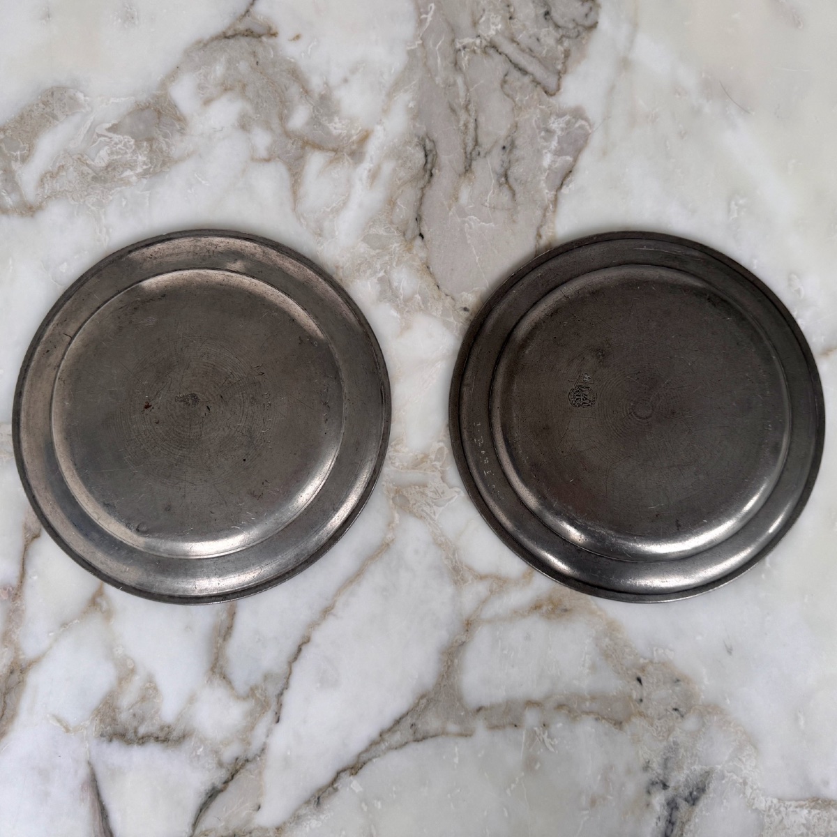Pair Of 18th-century Pewter Plates Bearing Hallmarks -photo-4