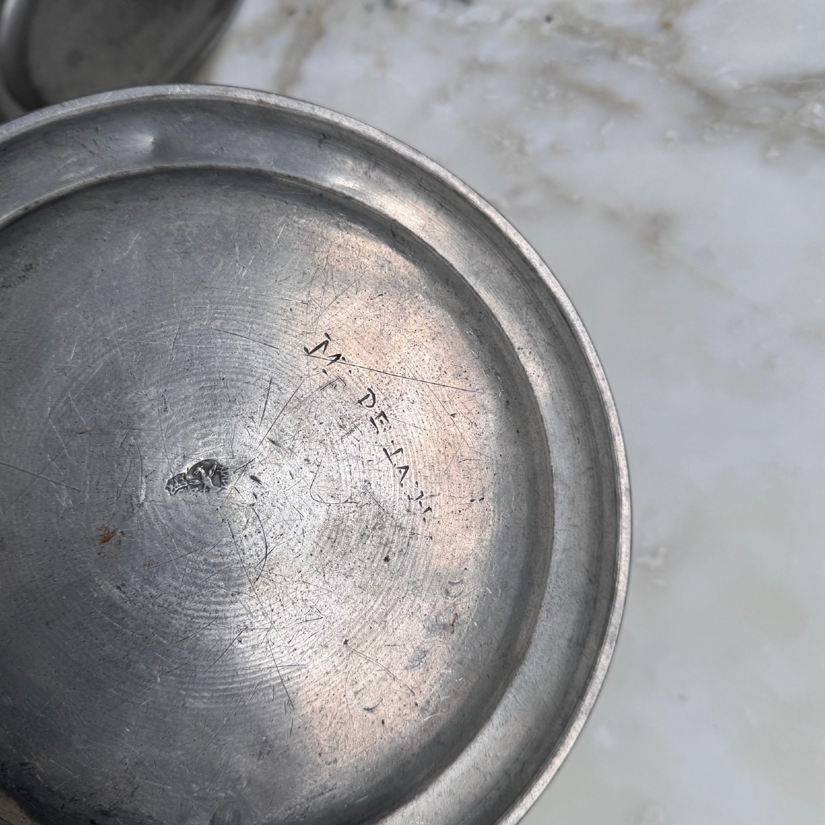 Pair Of 18th-century Pewter Plates Bearing Hallmarks -photo-1