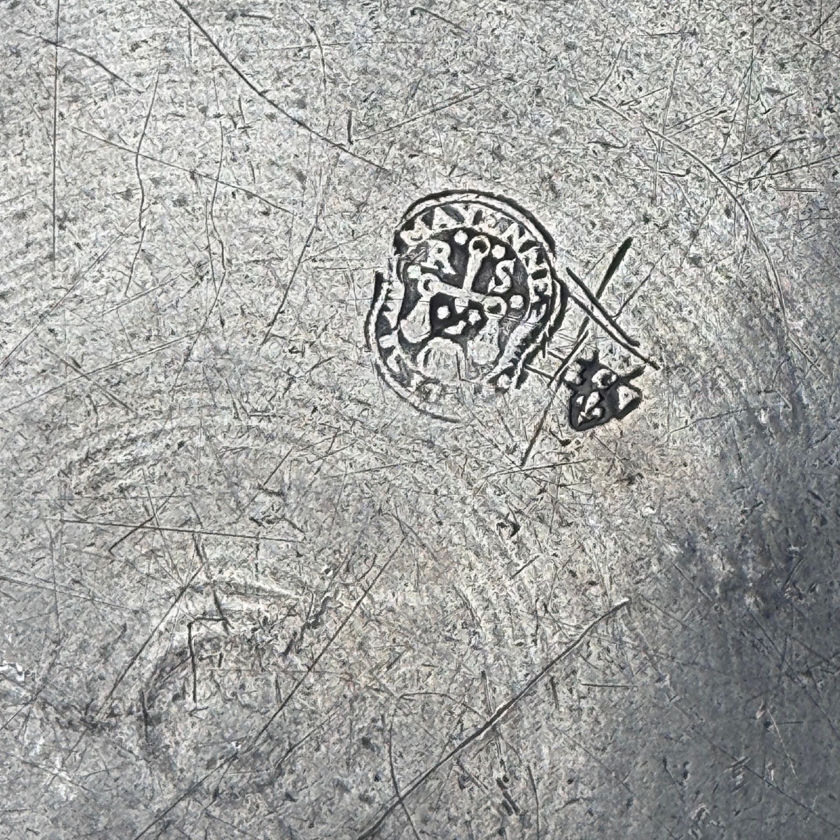 Pair Of 18th-century Pewter Plates Bearing Hallmarks -photo-5