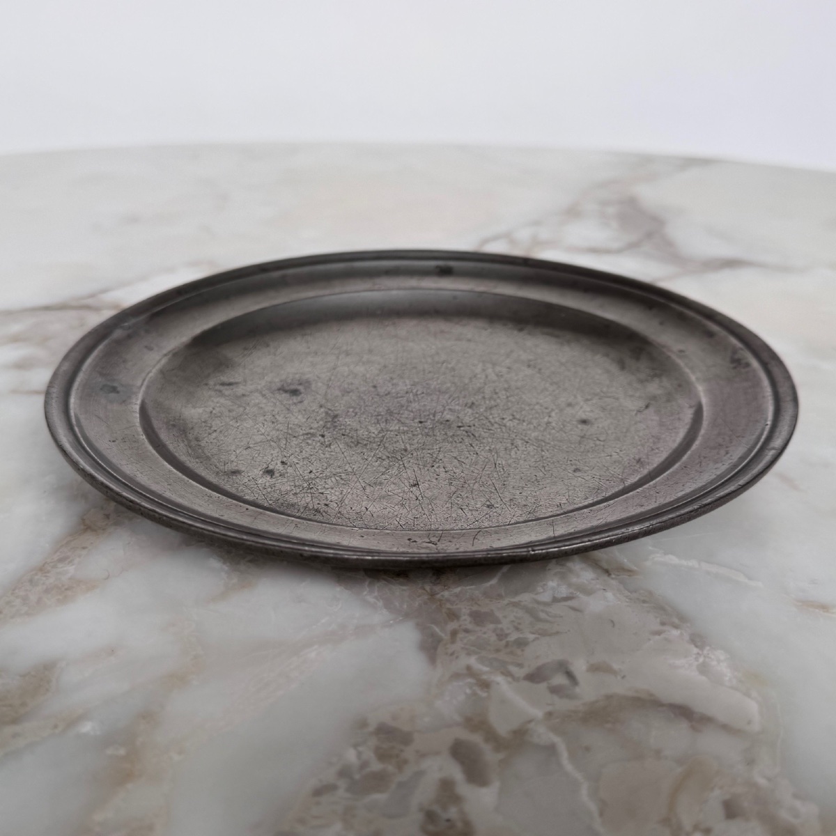 Pair Of 18th-century Pewter Plates Bearing Hallmarks -photo-6
