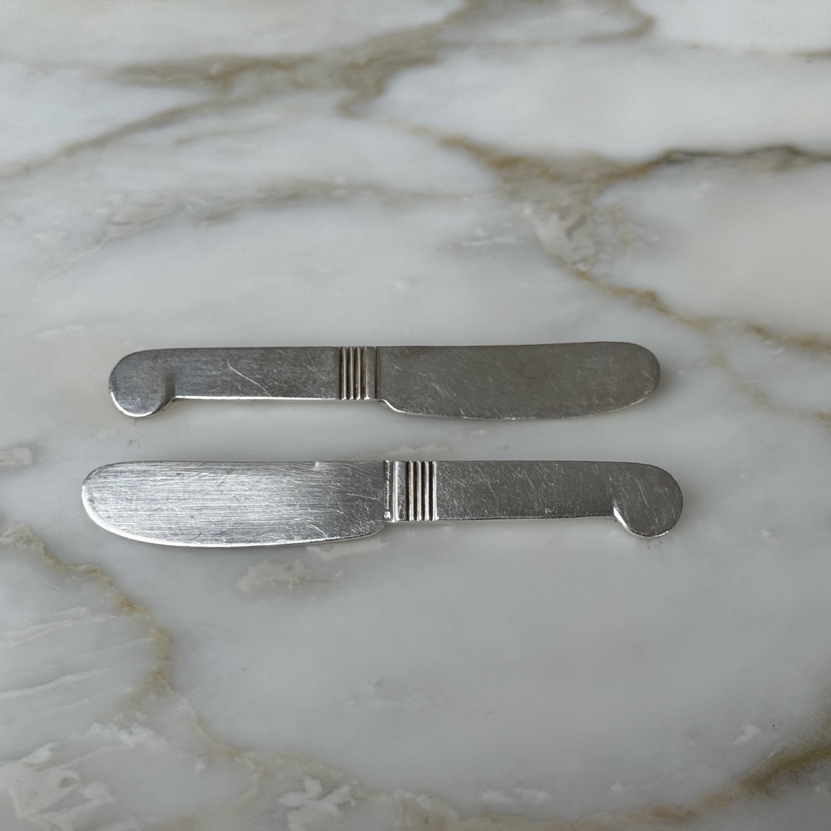 Suite de 6 couteaux Cristofle en métal argenté Art Déco-photo-5