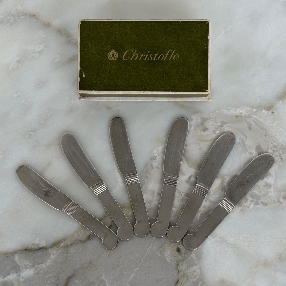 Suite de 6 couteaux Cristofle en métal argenté Art Déco