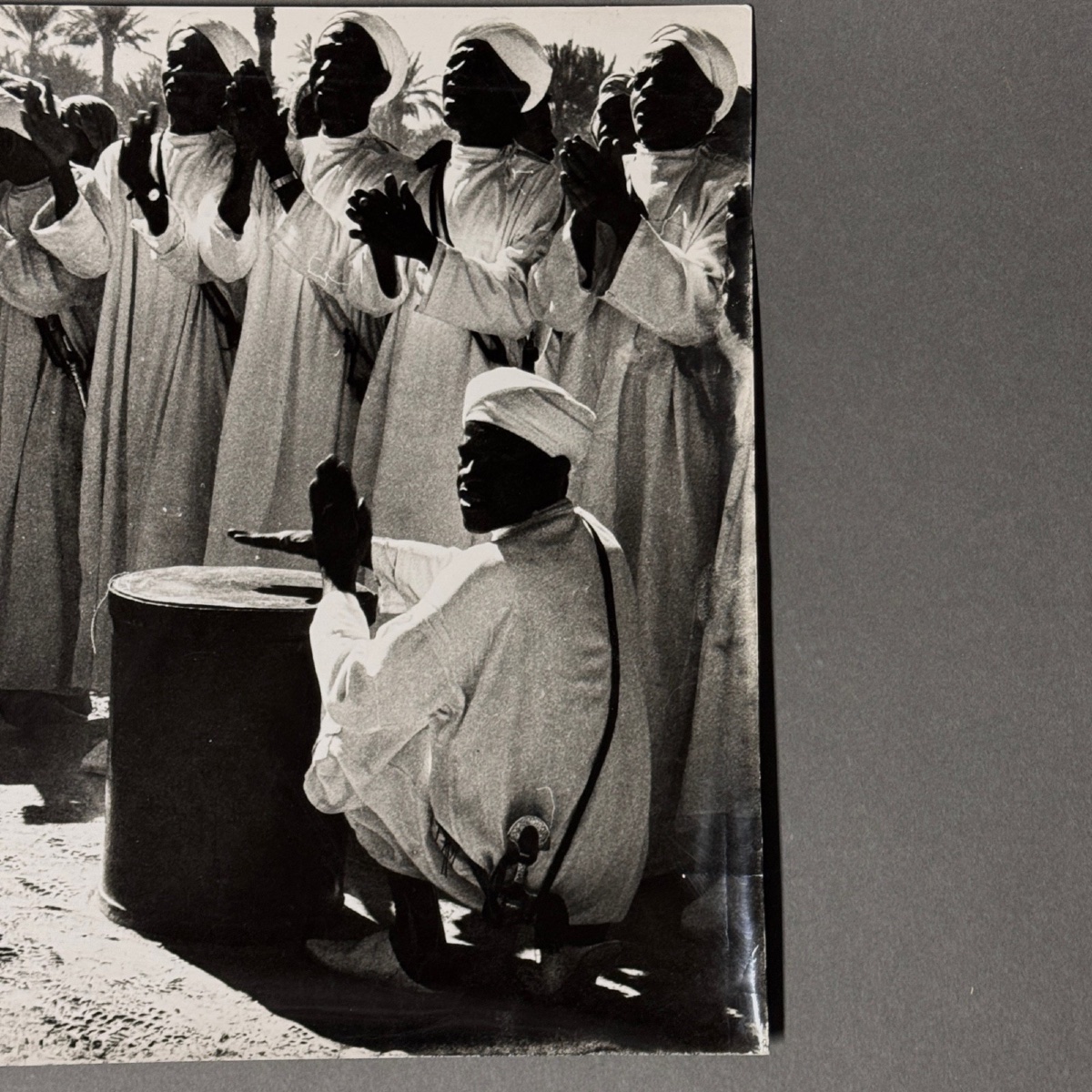Photo noir et blanc glacée 1960 représentant des Orientaux aux tambours-photo-3