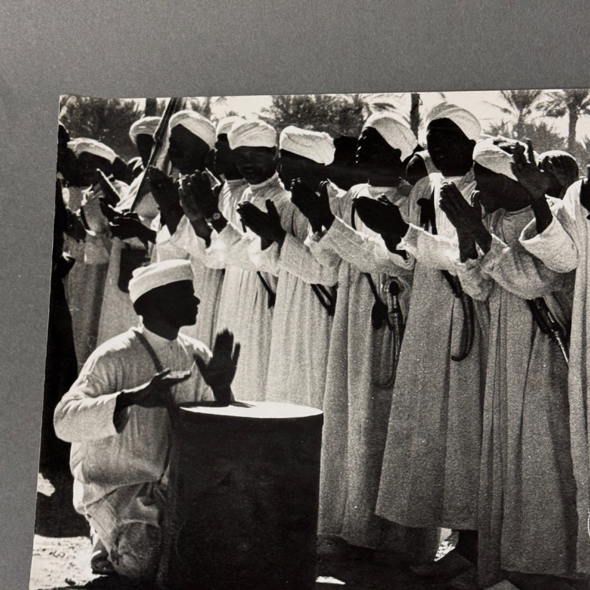 Photo noir et blanc glacée 1960 représentant des Orientaux aux tambours-photo-4