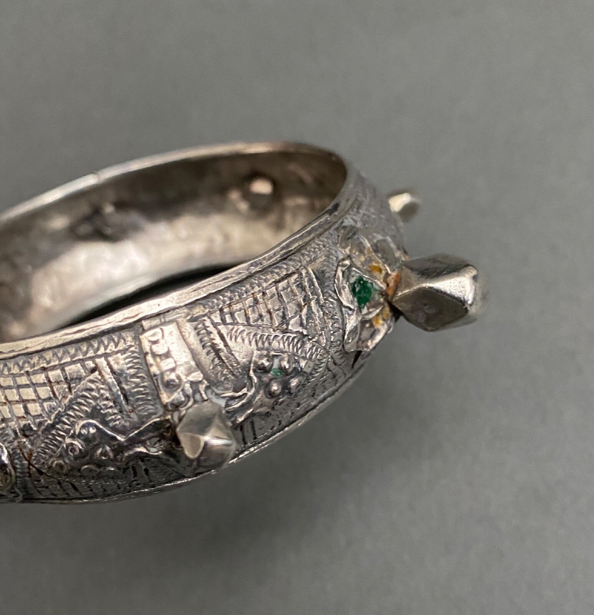 Bracelet oriental berbère en argent XXe à pointes et cabochons 54 grammes-photo-1