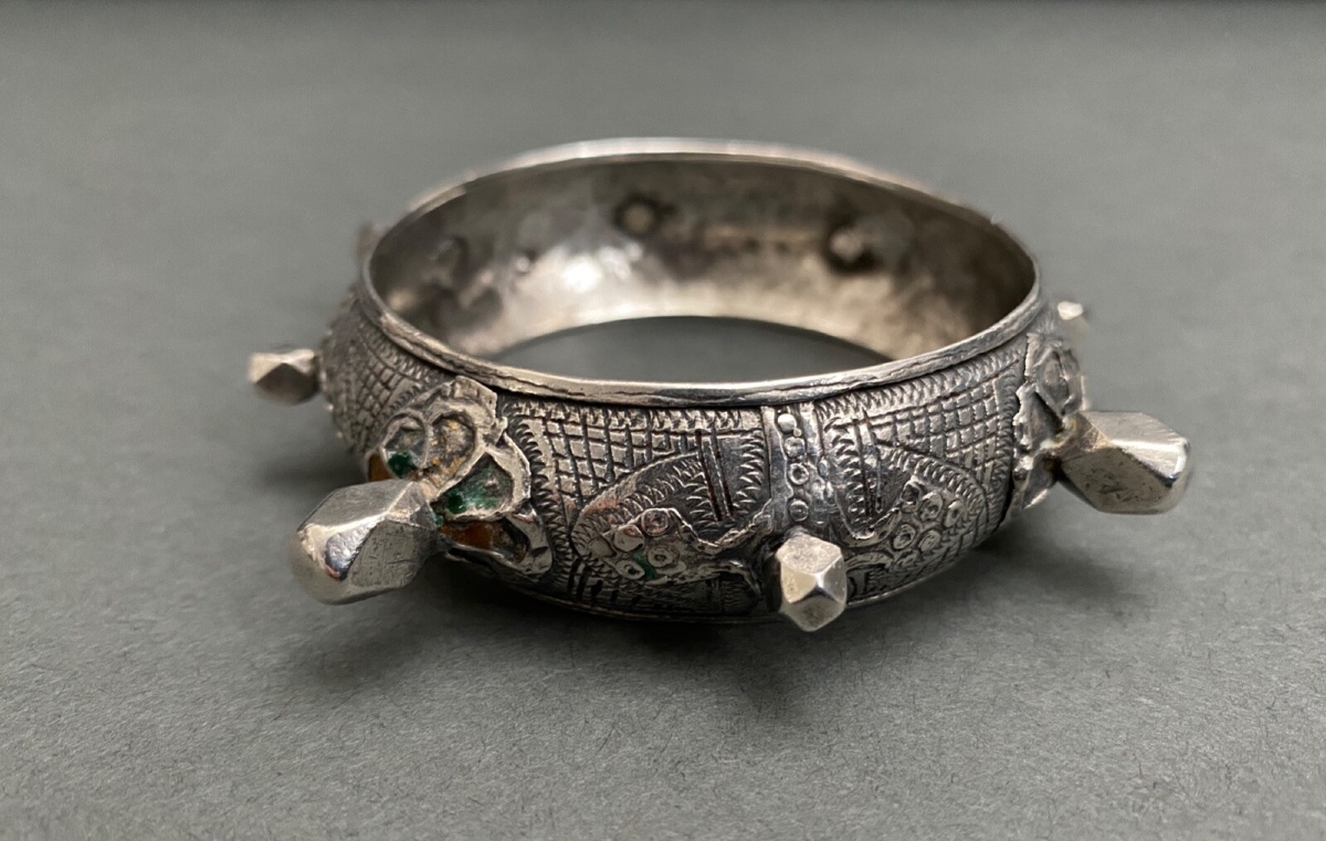 Bracelet oriental berbère en argent XXe à pointes et cabochons 54 grammes