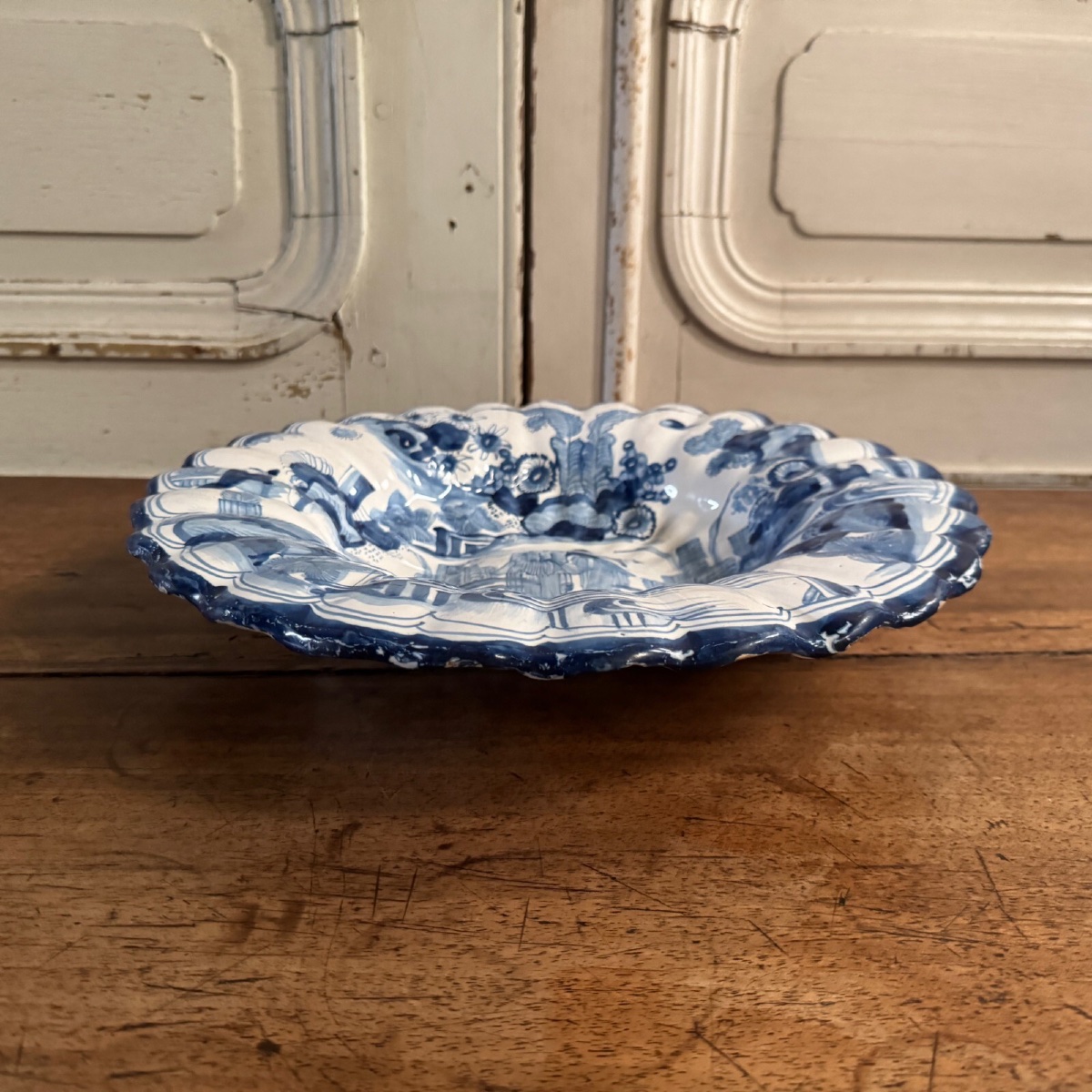 Plat creux polylobé en faïence de Delft décor de Chinois XVIIIe -photo-2