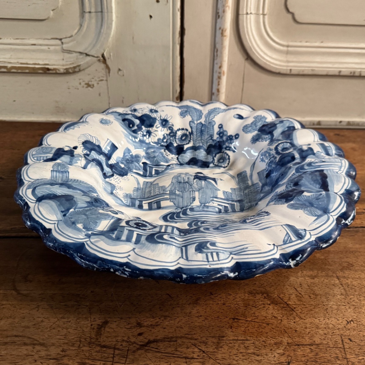 Plat creux polylobé en faïence de Delft décor de Chinois XVIIIe -photo-4
