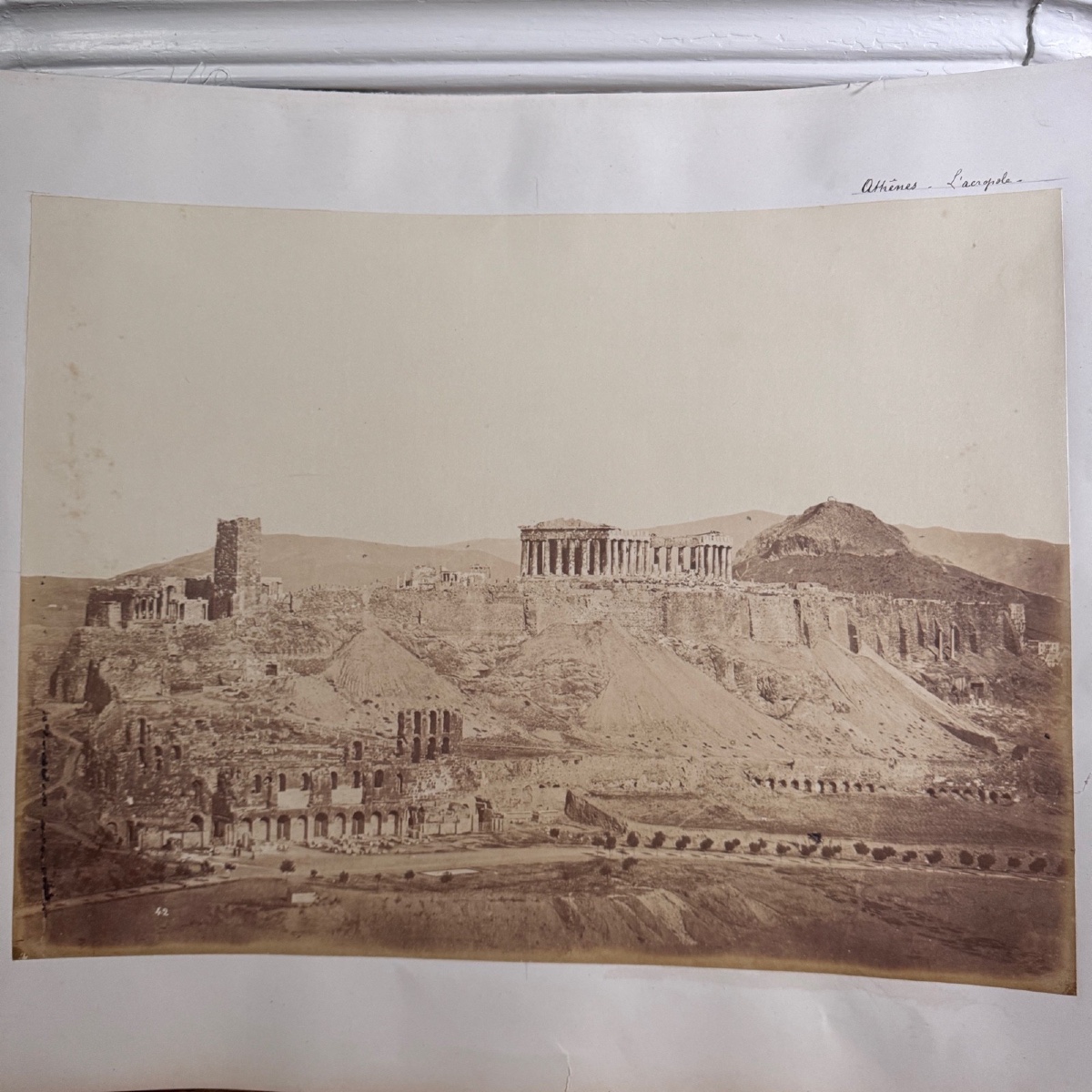 Photo albumine contrecollée représentant l'Acropole à Athènes fin XIXe 