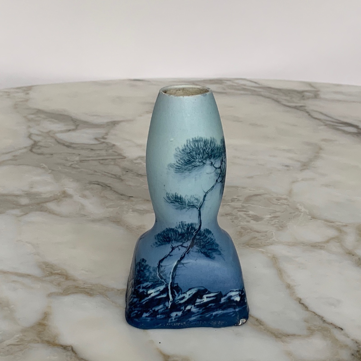 Vase par Jérôme Massier Fils Vallauris AM fond bleu bord de mer 