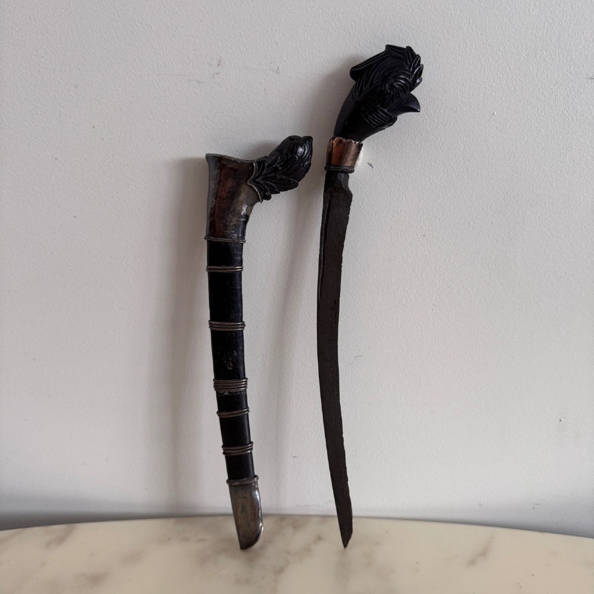 Kriss traditionnel manche zoomorphe fourreau orné de bagues métalliques-photo-3