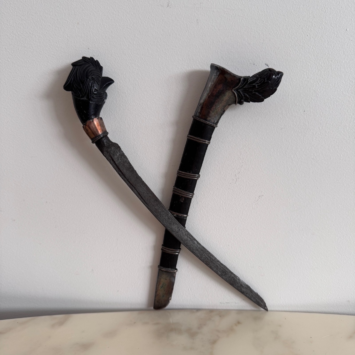 Kriss traditionnel manche zoomorphe fourreau orné de bagues métalliques