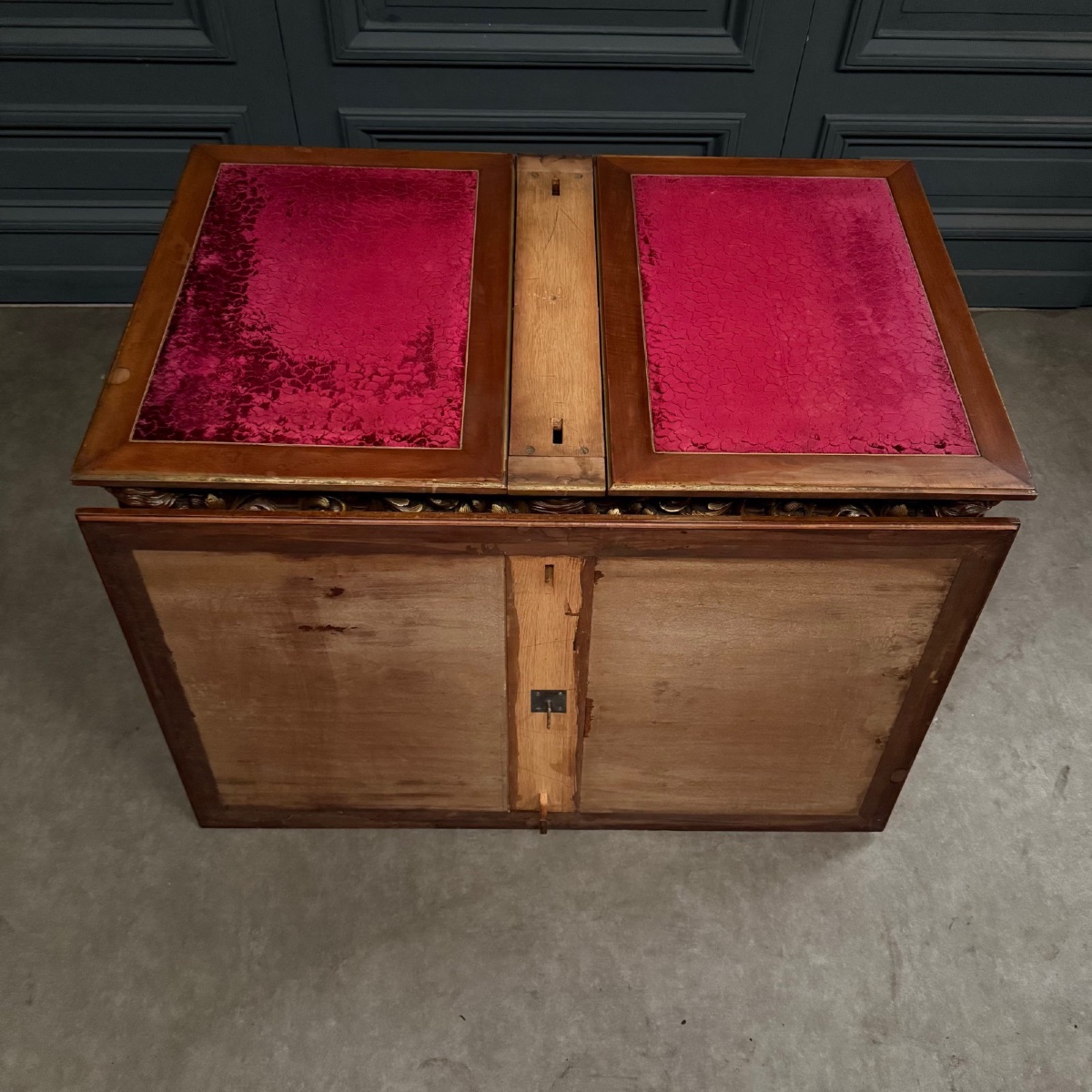Center Table In 19th-century Italian Walnut Covered In Cordovan Leather-photo-8