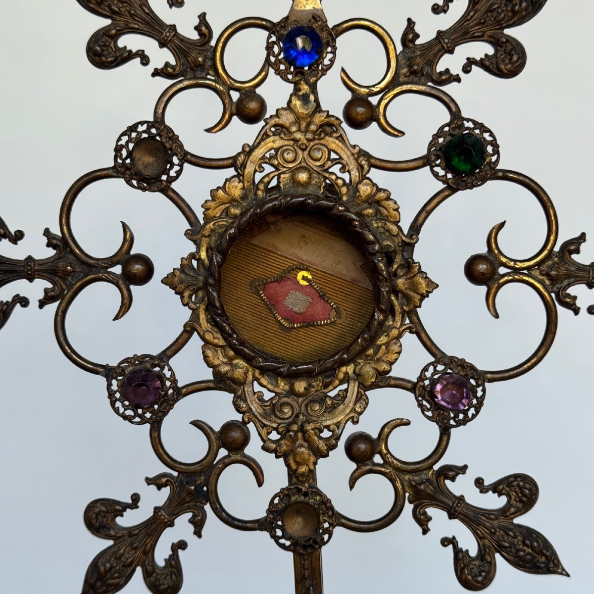 Reliquaire en laiton doré XIXe décor de fleurs de lys -photo-3