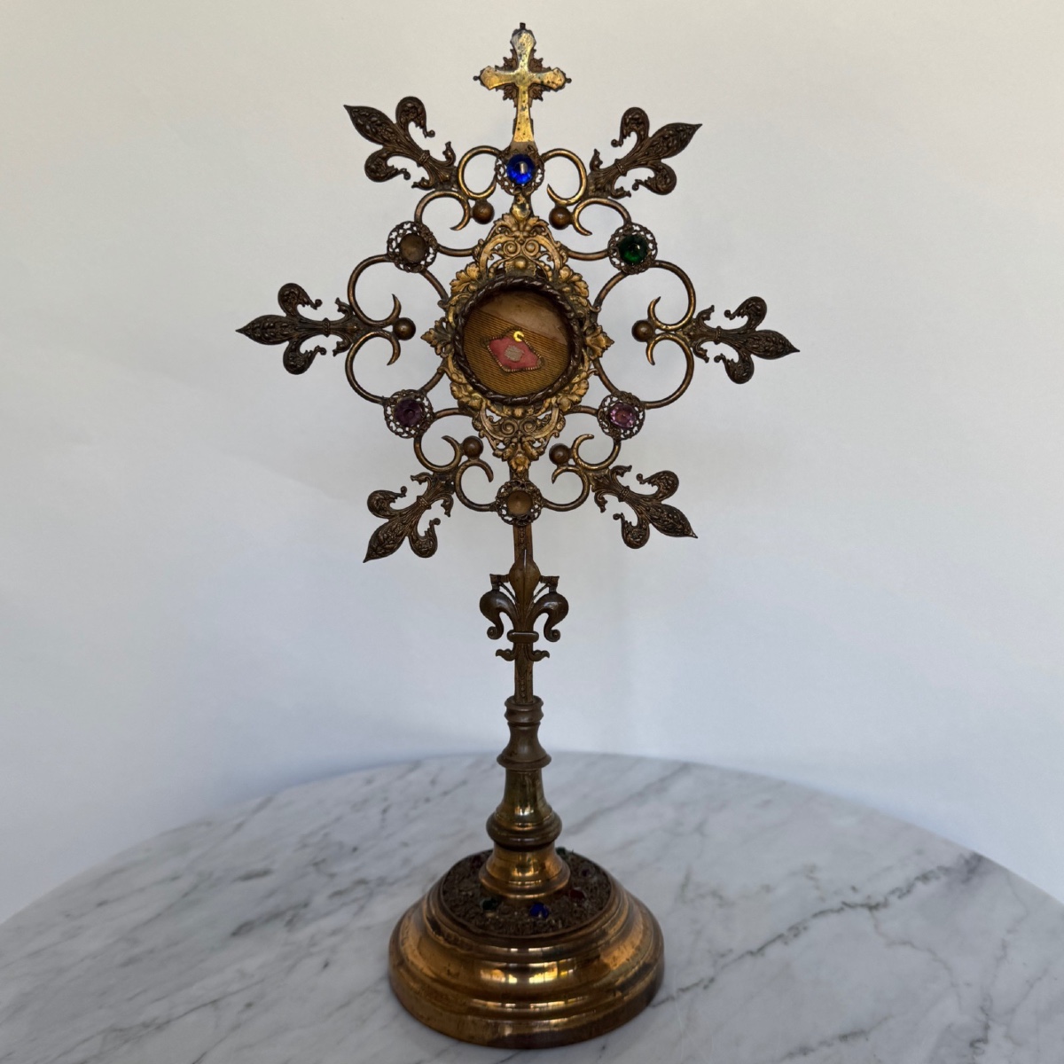 Reliquaire en laiton doré XIXe décor de fleurs de lys 