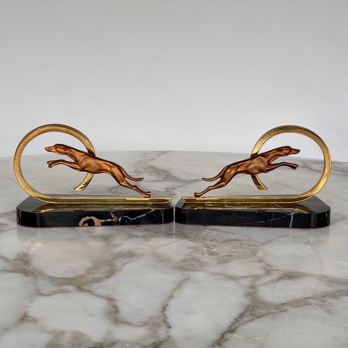 Paire de serre-livres Art Déco 1930 en bronze décor de lévrier 