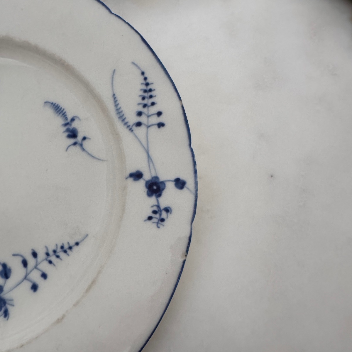 Pair Of 18th Century Chantilly Soft Porcelain Plates-photo-3