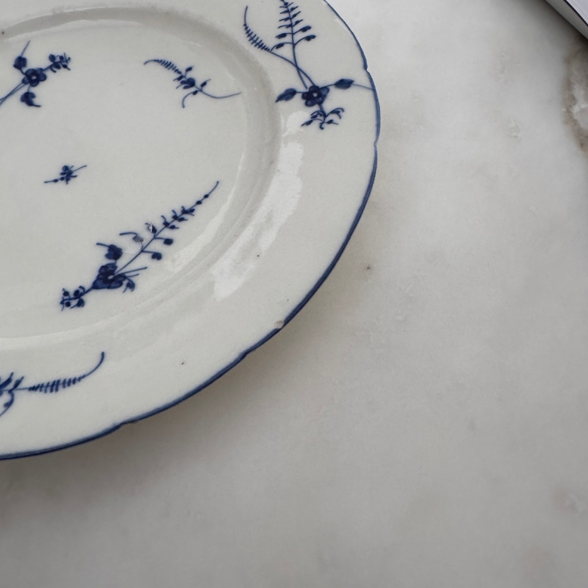 Pair Of 18th Century Chantilly Soft Porcelain Plates-photo-5