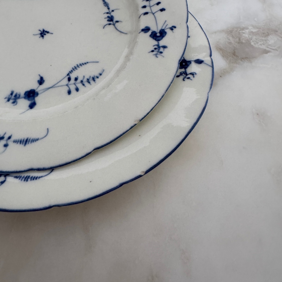 Pair Of 18th Century Chantilly Soft Porcelain Plates-photo-6