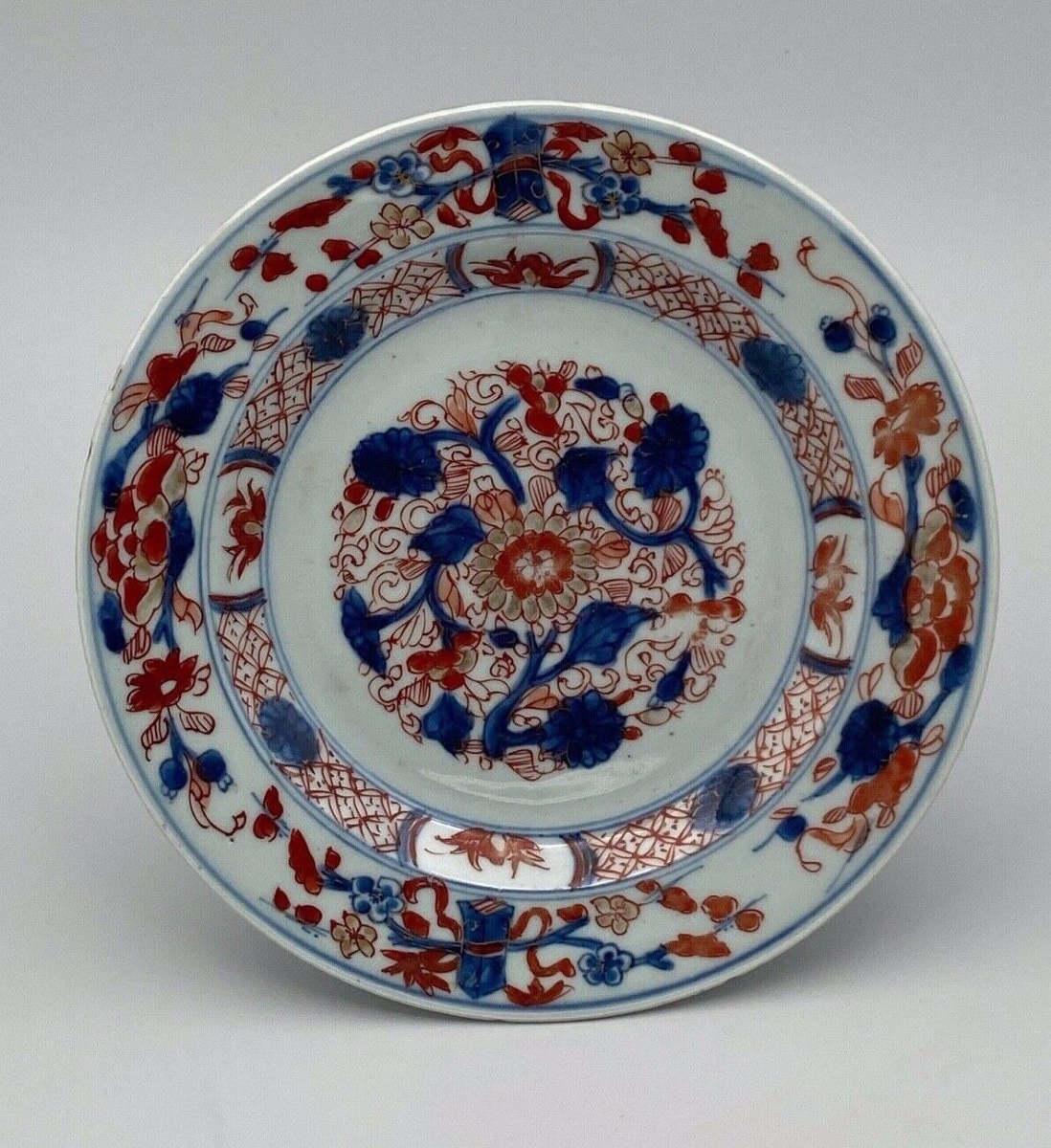 Assiette en porcelaine d'Imari à décor floral Japon