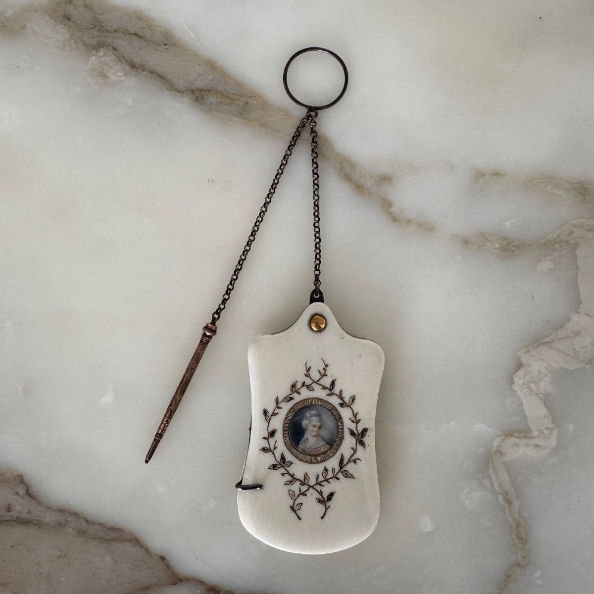 Carnet de bal XVIIIe ornementé d'une miniature -photo-2