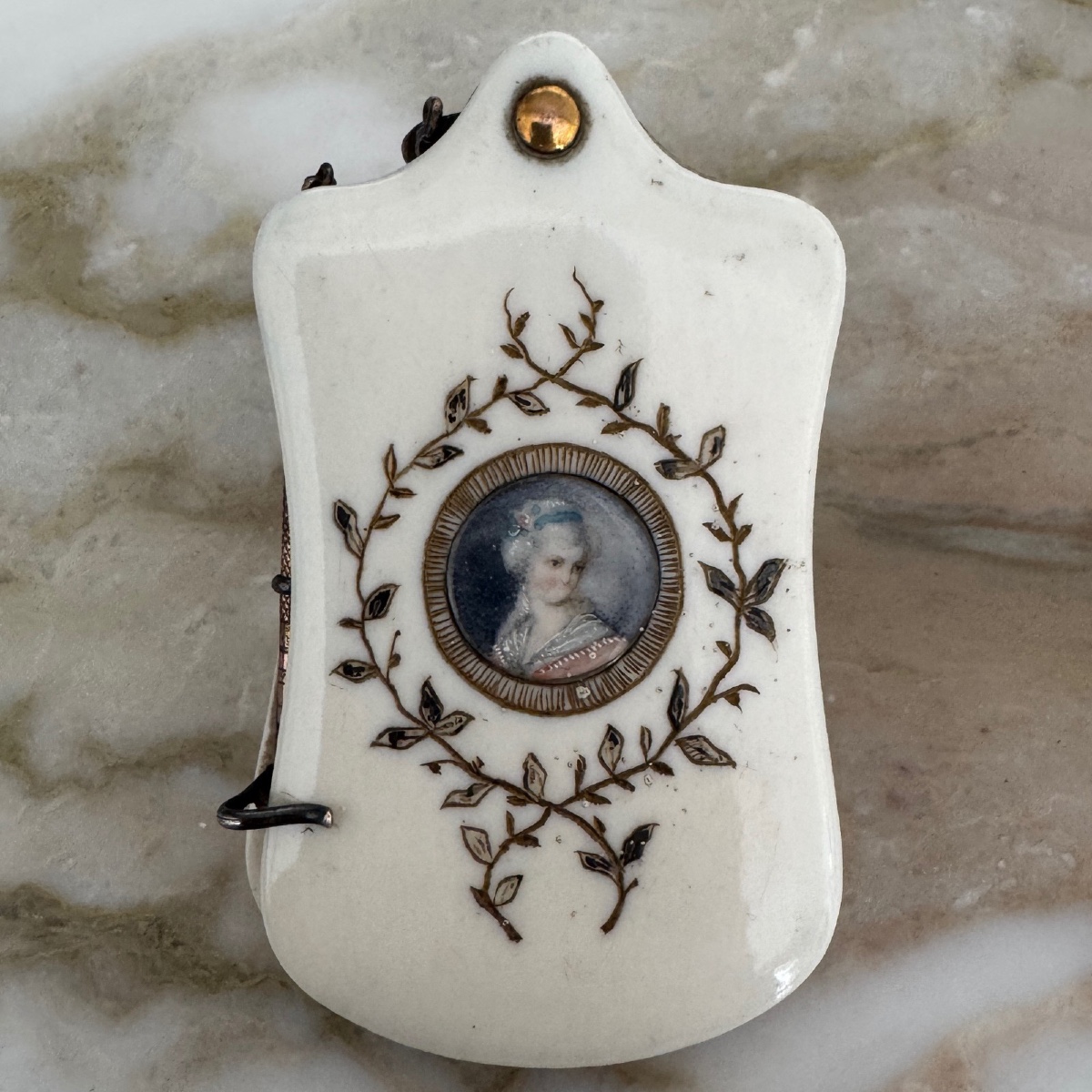 Carnet de bal XVIIIe ornementé d'une miniature 