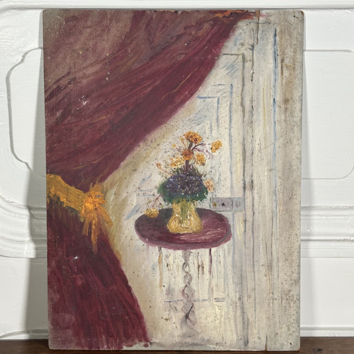 Huile sur carton nature morte au rideau et aux fleurs XXe 
