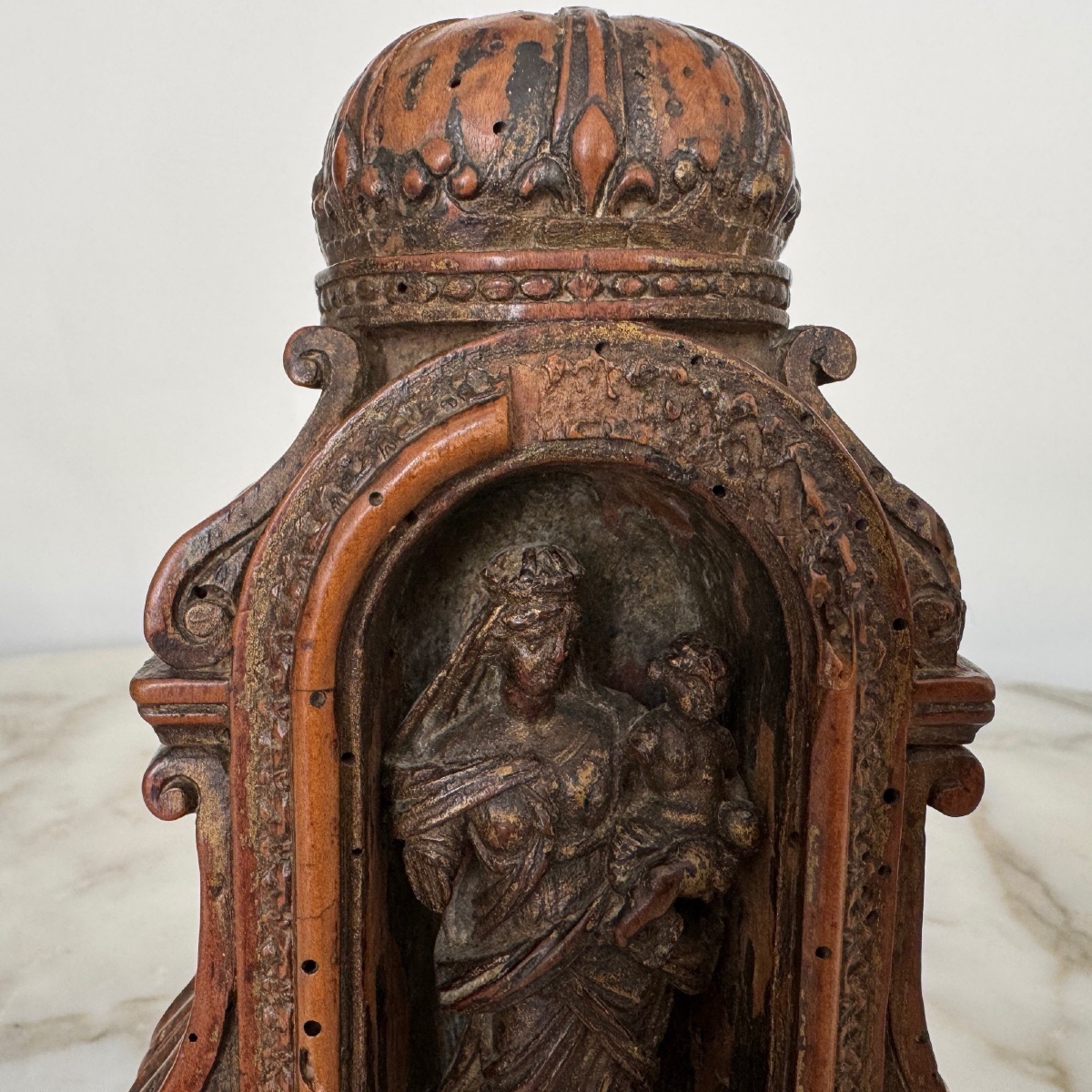 17th-century Walnut Madonna And Child In Her Hotel-photo-2