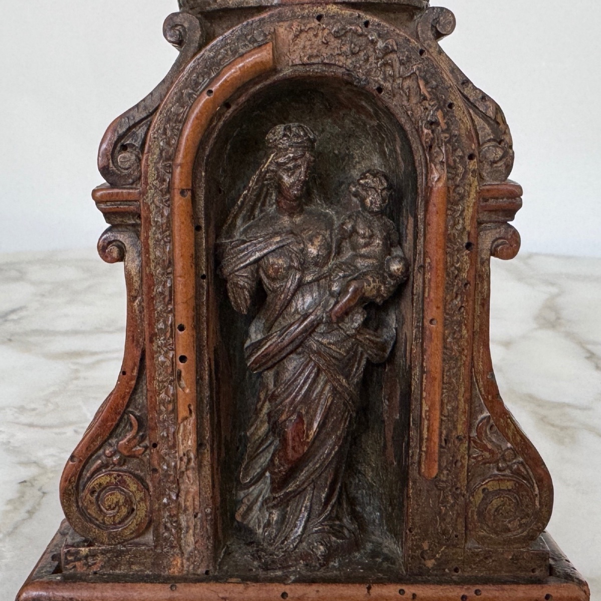 17th-century Walnut Madonna And Child In Her Hotel-photo-6