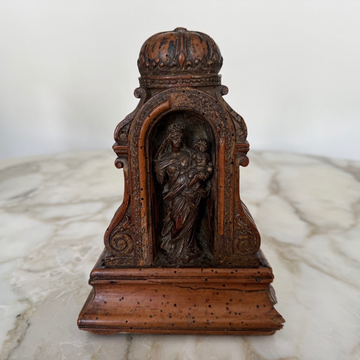 17th-century Walnut Madonna And Child In Her Hotel