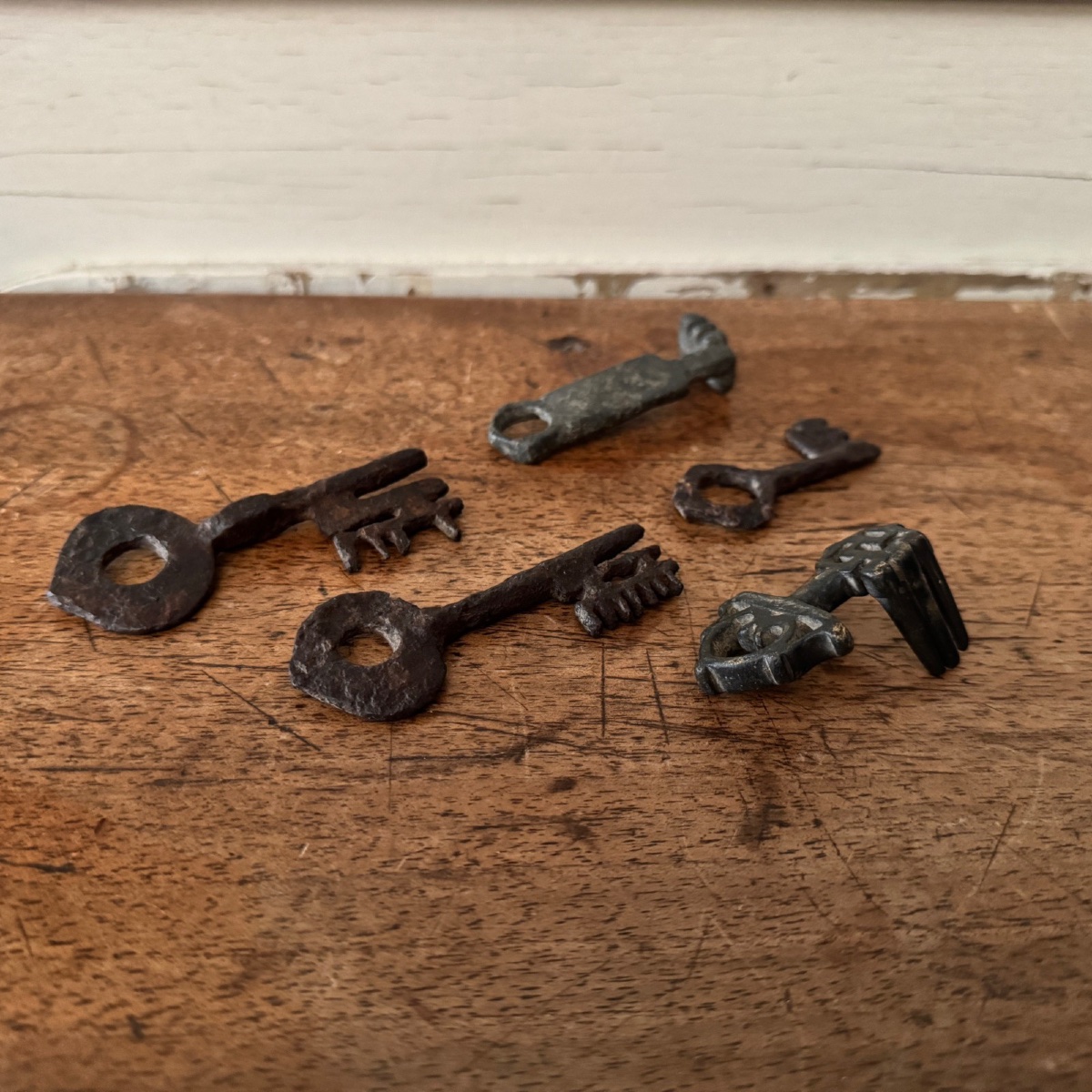 Set Of 5 Haute Epoque Wrought-iron Keys With Original Patina-photo-2