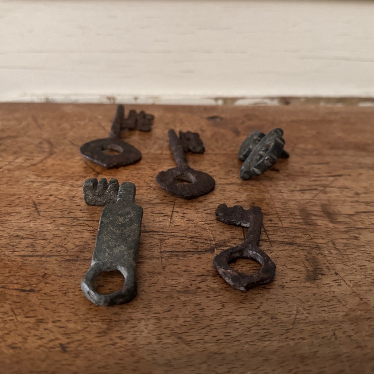 Set Of 5 Haute Epoque Wrought-iron Keys With Original Patina-photo-3