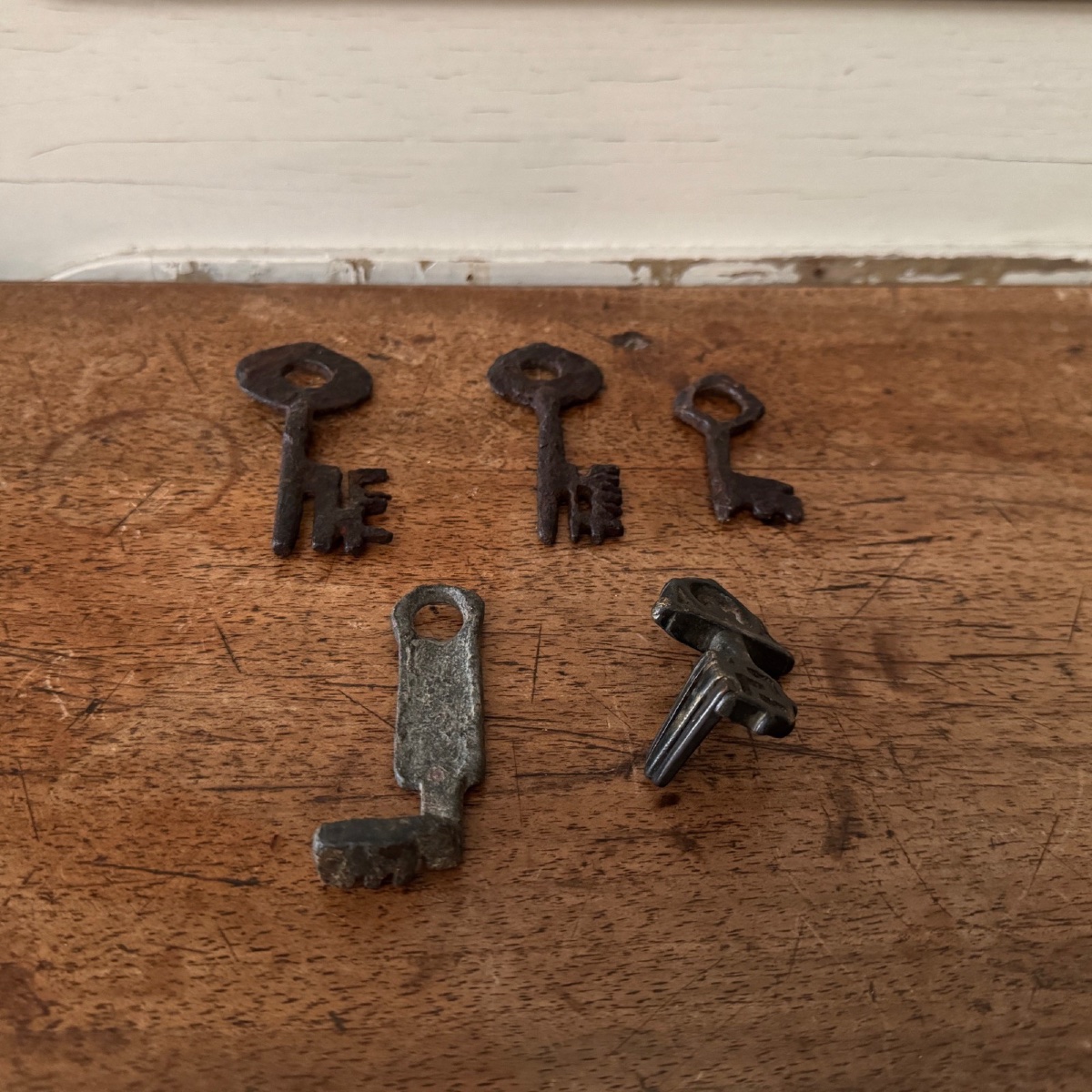 Set Of 5 Haute Epoque Wrought-iron Keys With Original Patina-photo-4