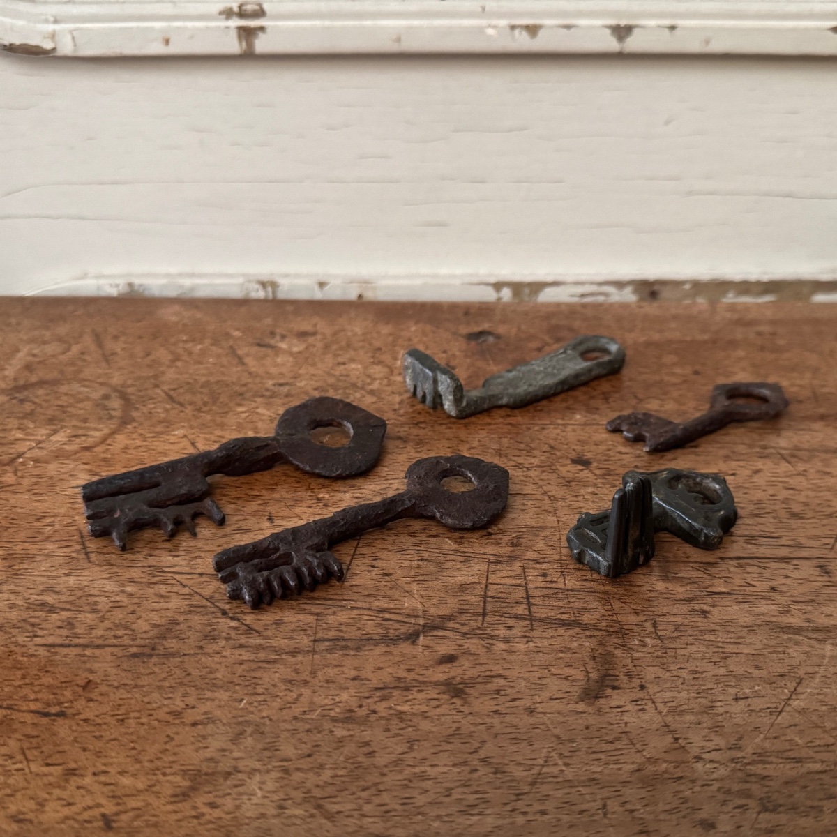Set Of 5 Haute Epoque Wrought-iron Keys With Original Patina