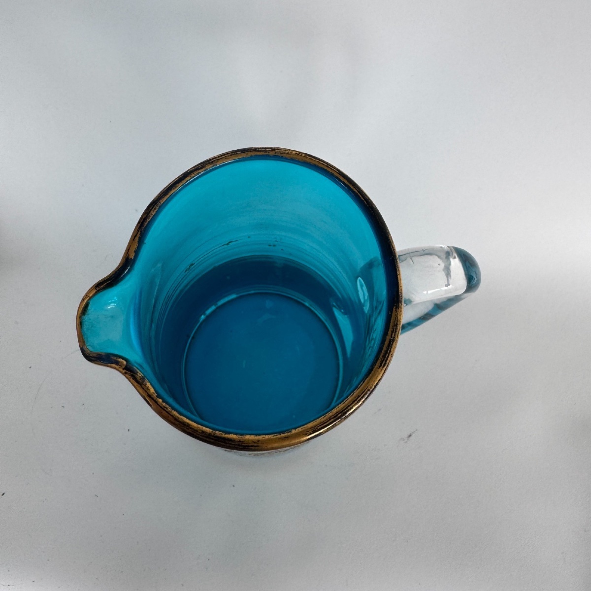 Pichet en verre émaillé bleu doré décor japonisant oiseau et branchages -photo-1
